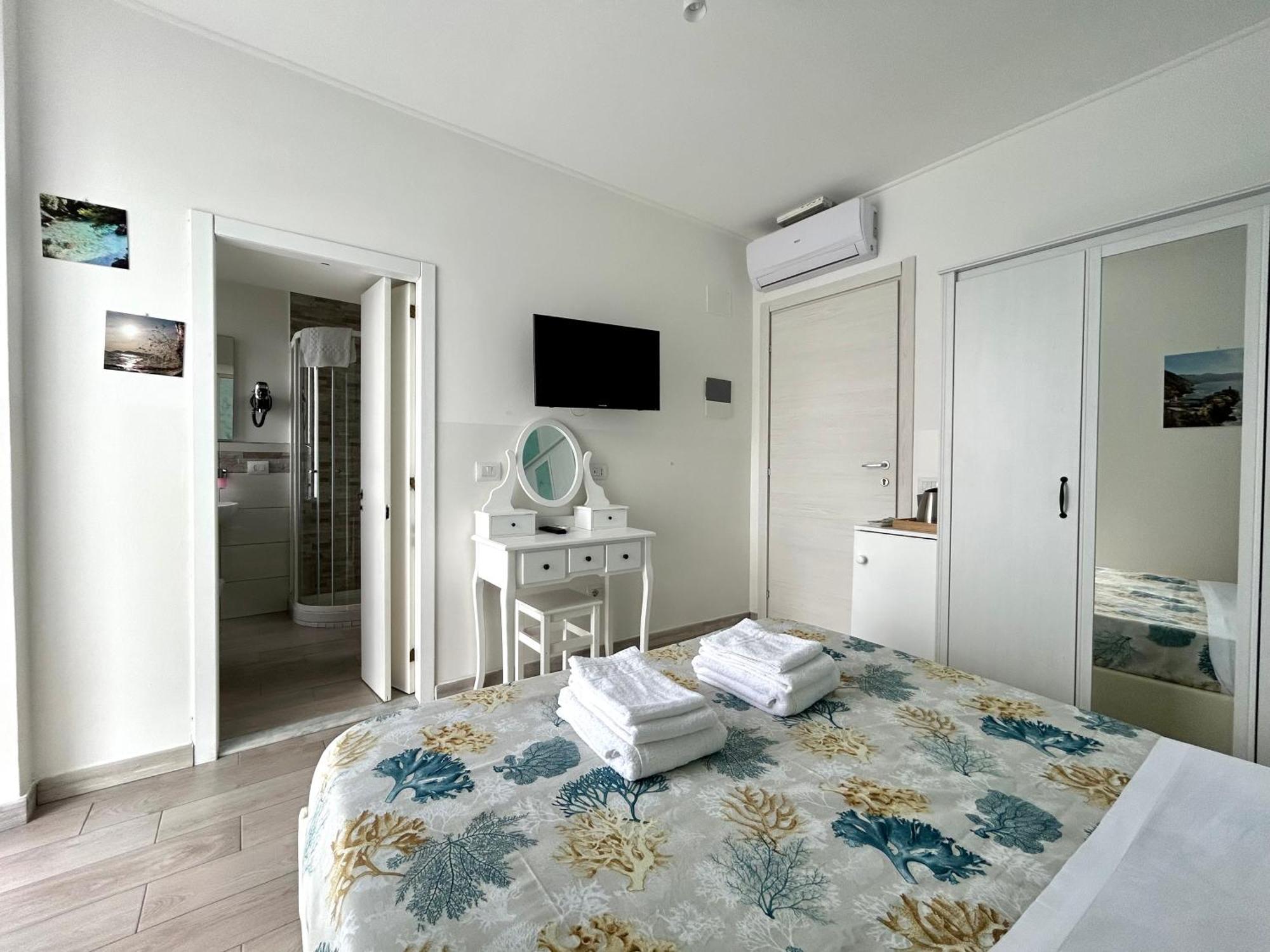 Fezzano / Portovenere Stilish Double Rooms With Sea View, Balcony Or Small Courtyard Buitenkant foto